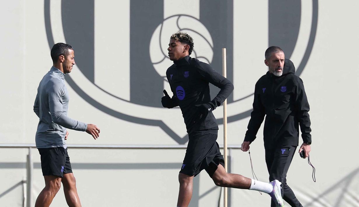 The Blues bakal tampil bermodal kemenangan akhir pekan lalu melawan Burnley dengan skor 2-0. Barcelona hadir dengan produktivitas tinggi lewat kemenangan 4-0 lawan Athletic Bilbao. Tampak dalam foto, penyerang Barcelona asal Spanyol, Lamine Yamal (tengah) dan rekan-rekannya mengikuti sesi latihan jelang matchday 5 Liga Champions 2025-2026 melawan Chelsea di lapangan latihan Joan Gamper di Sant Joan Despi, pada Senin 24 November 2025. (Lluis GENE/AFP)
