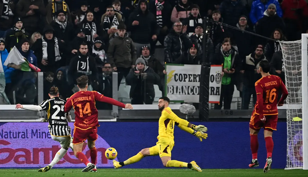 Kekalahan keenam AS Roma di Serie A Liga Italia 2023/2024 terjadi pada pekan ke-18 (30/12/2023) saat kalah 0-1 dari tuan rumah Juventus. Gol tunggal Juventus dicetak melalui Adrien Rabiot pada menit ke-47. (AFP/Isabella Bonotto)