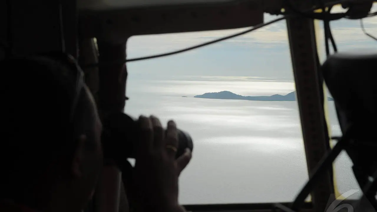Suasana Pencarian AirAsia dari Atas Hercules