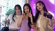 Xooos atau yang memiliki nama asli Kim Soo Yeon merupakan seorang penyanyi dan YouTuber yang memiliki lebih dari 1,5 juta subscriber. Dalam potret yang diunggahnya beberapa waktu lalu, Xooos tampak mengenakan baju crop warna putih dan berfoto dengan Jennie BLACKPINK. Diketahui, keduanya memang berteman cukup dekat. (Liputan6.com/IG/@xooos_)