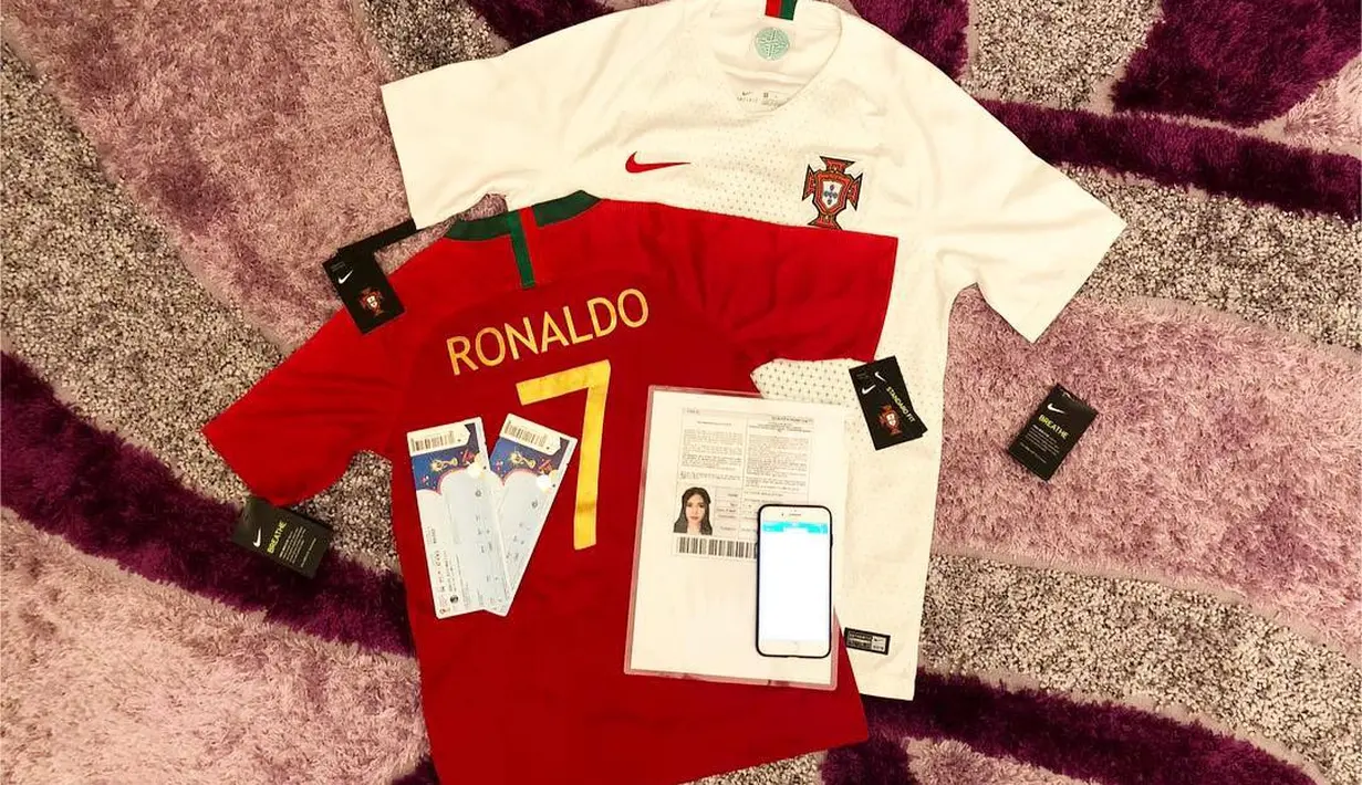 "Tiket pesawat ✔️ Tiket pertandingan ✔️ Visa fan ID ✔️ Jersey ✔️ Gimana nasibnya peralatan perang iniii 😭😭😭 Padahal aku pengen banget liat diaa secara langsung, teruss bawa banner “ RONALDO, COME BACK TO MANCHESTER UNITED “," tulisnya.