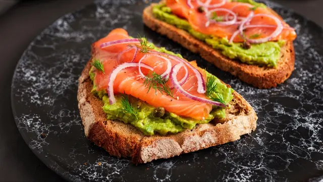 Salmon asap dengan roti panggang.