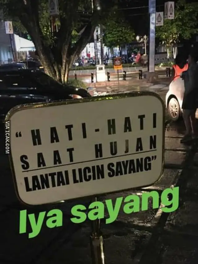 6 Tulisan Awas Lantai Licin Ini Nyeleneh, Bikin Ngakak