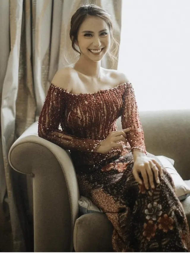 Potret Calon Istri Joshua Suherman Anggun Kenakan Kebaya Merah