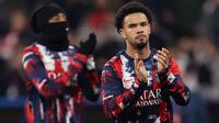 Gelandang Paris Saint-Germain asal Prancis bernomor punggung 33, Warren Zaire-Emery, bertepuk tangan saat pemanasan sebelum pertandingan Liga Champions UEFA, fase La Liga - Matchday 5, antara FC Bayern Munich Paris Saint-Germain (PSG) di Munich, Jerman selatan, pada 26 November 2024. (FRANCK FIFE/AFP)
