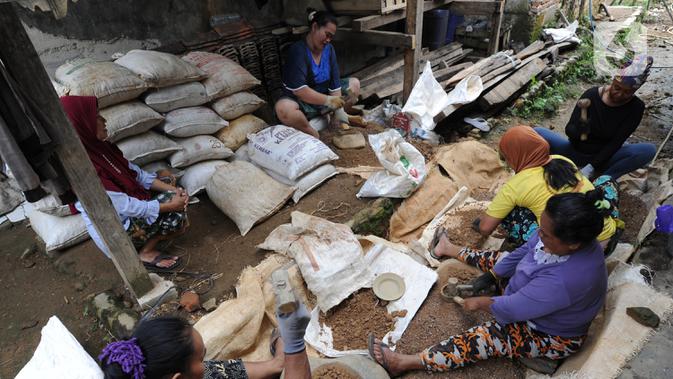 Terkadang terdapat bongkahan batu yang harus dipecahkan menjadi butiran pasir kemudian diolah dengan mesin gulundung untuk mendapatkan endapan emas halus. (merdeka.com/Arie Basuki)