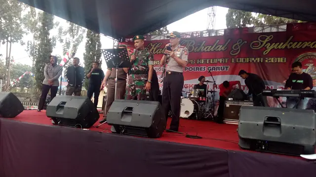 Kapolres Garut AKBP Budi Satria Wiguna menghibur bawahannya