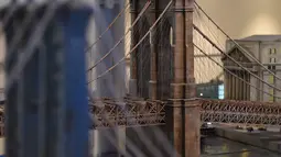 Miniatur Jembatan Brooklyn di New York dipamerkan saat acara Gulliver’s Gate di Times Square, New York City, Senin (10/4). Panitia berharap pameran ini mampu menyedot 1 juta pengunjung. (AFP PHOTO / TIMOTHY A)