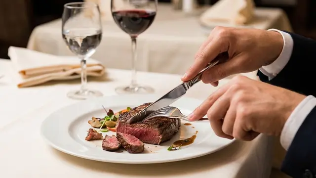 Cara Makan Steak dengan Garpu dan Pisau yang Benar dan Elegan