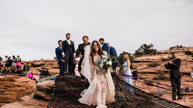 [Bintang] Nikah di Ketinggian, Foto-foto Pasangan Ini Bikin Jantung Longsor
