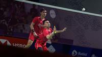 Pebulu tangkis ganda putra Indonesia, Leo Rolly Carnando/Daniel Marthin saat bertanding melawan ganda putra Denmark, Kim Astrup/Anders Skaarup Rasmussen pada babak 16 besar Turnamen Bulu Tangkis East Ventures Indonesia Open 2022 di Istora Senayan, Jakarta, Kamis (16/6/2022). Leo/Daniel kalah rubber game 18-21, 21-16 dan 15-21. (Bola.com/Bagaskara Lazuardi)