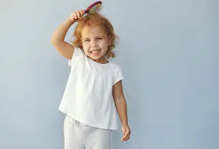 Panduan praktis bagi orangtua untuk merawat rambut balita agar tumbuh lebih sehat dan lebat melalui langkah yang sederhana, aman, dan mudah diterapkan di rumah. (Foto: prostooleh/Freepik)