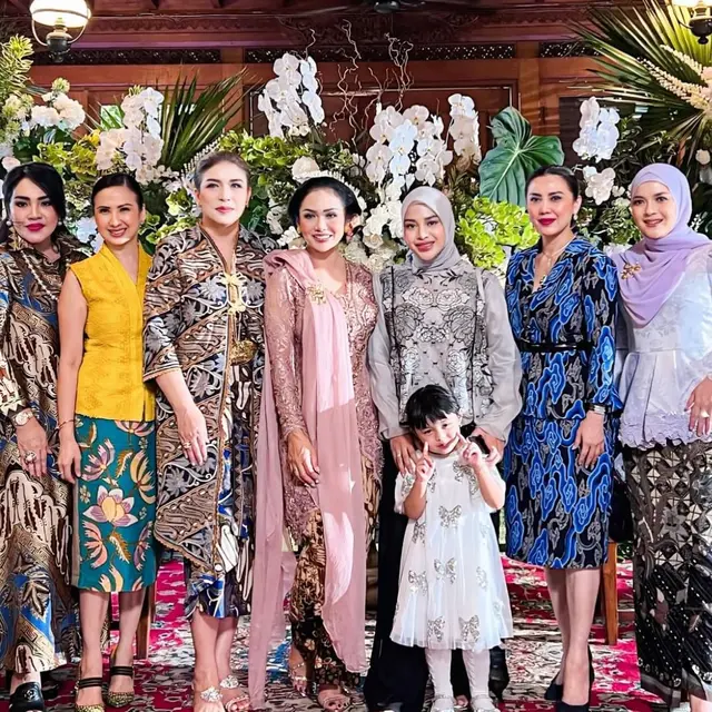 Gaya Blouse Motif Bunga Ala Aurelie Hermansyah/ Instagram @aurelie.hermansyah