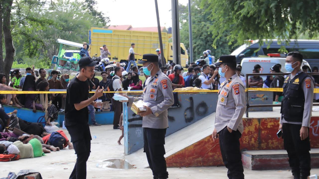 Imigran Rohingya dikumpulkan di kawasan Taman Ratu Safiatuddin Banda Aceh (Sumber foto: Polda Aceh)