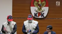 Wakil Ketua KPK Laode Muhammad Syarif (kanan) dan petugas menunjukkan barang bukti Oprasi Tangkap Tangan (OTT) hakim PN Balikpapan Kayat di Gedung KPK, Sabtu (4/5/2019). KPK mengamankan uang muka Rp 100 juta untuk membebaskan Sudarman (SDM) di kasus pemalsuan surat. (Liputan6.com/Johan Tallo)