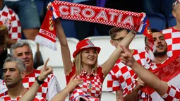 Suporter wanita Timnas Kroasia membentangkan syal sebelum pertandingan melawan timnas Turki  di Kualifikasi  Grup D Euro 2016 di Stadion Parc des Princes, Paris, Prancis, (12/6). (REUTERS / Darren Staples)