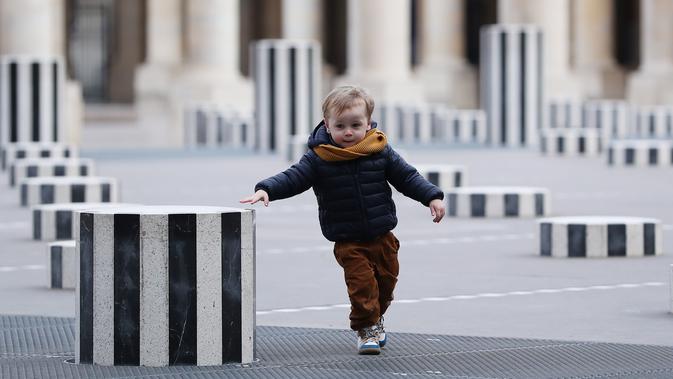 Seorang anak laki-laki bermain di Palais Royal, Paris, Prancis, 25 November 2020. Warga Prancis akan menikmati lebih banyak kebebasan dalam melakukan berbagai kegiatan di luar ruangan mulai 28 November 2020.(Xinhua/Gao Jing)