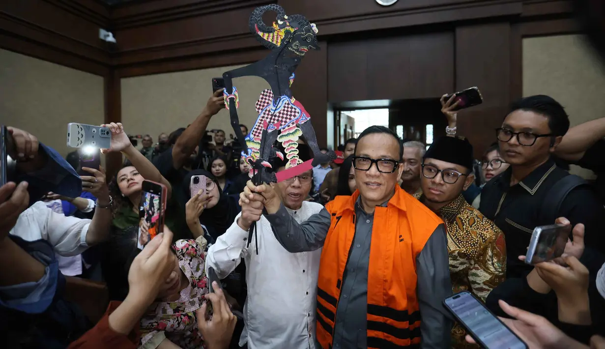 Mantan Wakil Menteri Ketenagakerjaan, Immanuel Ebenezer Gerungan atau Noel, sesaat sebelum mengikuti sidang pembacaan putusan atau vonis di Pengadilan Tindak Pidana Korupsi (Tipikor), Jakarta, Kamis (4/6/2026). (Kapanlagi.com/Budy Santoso)