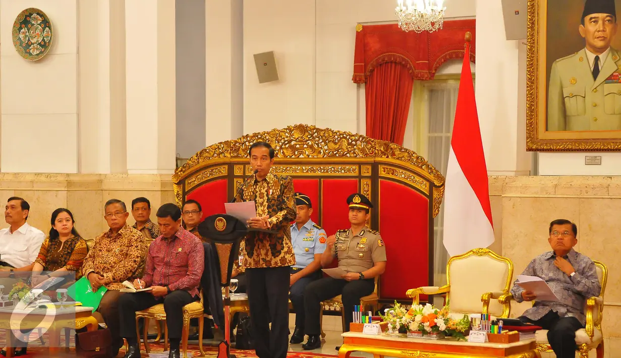 Suasana Sidang Kabinet Paripuna yang dipimpin oleh Presiden Jokowi di Istana, Jakarta, Rabu (1/2). Sidang kabinet tersebut juga membahas pokok-pokok kebijkan fiskal 2018. (Liputan6.com/Angga Yuniar)