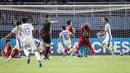 <p>Reaksi kecewa kapten Timnas Indonesia U-17, Iqbal Gwijangge (kedua kanan) setelah kebobolan lewat gol pemain Timnas Panama U-17, Oldemar Castillo pada laga kedua Grup A Piala Dunia U-17 2023 di Stadion Gelora Bung Tomo (GBT), Surabaya, Senin (13/11/2023). (Bola.com/Bagaskara Lazuardi)</p>