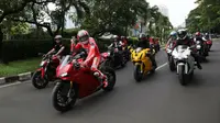 Juara dunia MotoGP 2006, Nicky Hayden, berpose ke kamera saat melakukan konvoi bersama 100 anggota klub motor se-Jakarta di kawasan SCBD pada April 2013. (MotoGP)