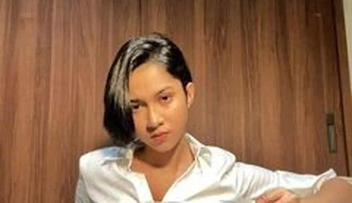 <p>Tampilan gaya rambut natural asimetris yang terihat trendi tanpa perlu aksesori (Foto: Instagram @aghninyhaque)</p>