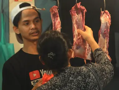 Pedagang daging sapi melayani pembeli di Pasar Senen Jakarta, Senin (11/3/2024). (merdeka.com/Imam Buhori)