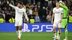 Gelandang Real Madrid, Jude Bellingham, Toni Kroos dan penjaga gawang Andriy Lunin (kiri ke kanan) berjalan di atas lapangan usai pertandingan sepak bola leg kedua babak 16 besar Liga Champions melawan RB Leipzig di Stadion Santiago Bernabeu, Madrid, pada tanggal 6 Maret 2024. (JAVIER SORIANO/AFP)