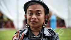 Sejumlah wajah nyentrik bermunculan di acara Indonesia Greaser Party 2015, Plaza Barat Senayan, Jakarta, Minggu (12/4/2015). Body piercing dan tattoo menjadi ciri khas tersendiri. (Liputan6.com/Faizal Fanani)