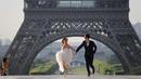 Sepasang calon pengantin berlari ketika melakukan foto prewedding di alun-alun Trocadero di Paris, 4 Juli 2017. Trocadero ini tepat terletak antara Menara Eiffel dan Sungai Seine. (AFP PHOTO / LUDOVIC MARIN)