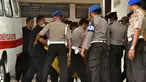 Petugas kepolisian membawa kantong jenazah masuk ke ruang jenazah di RS Bhayangkara Palu, Sulawesi Tengah, Selasa (17/7). Dua jenazah diduga teroris Santoso alias Abu Warda dan Muhtar yang tewas dalam baku tembak itu akan diidentifikasi. (OLAGONDRONK/AFP)
