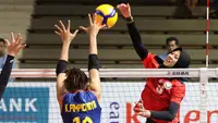 Pemain Timnas Bola Voli Putri Indonesia, Megawati Hangestri Pertiwi melakukan spike ke arah pemain Timnas Bola Voli Putri Thailand saat laga Grup A Bola Voli Putri SEA Games 2023 di Olympic Complex Indoor Main Hall, Phnom Penh, Kamboja, Selasa (09/05/2023). (Bola.com/Abdul Aziz)