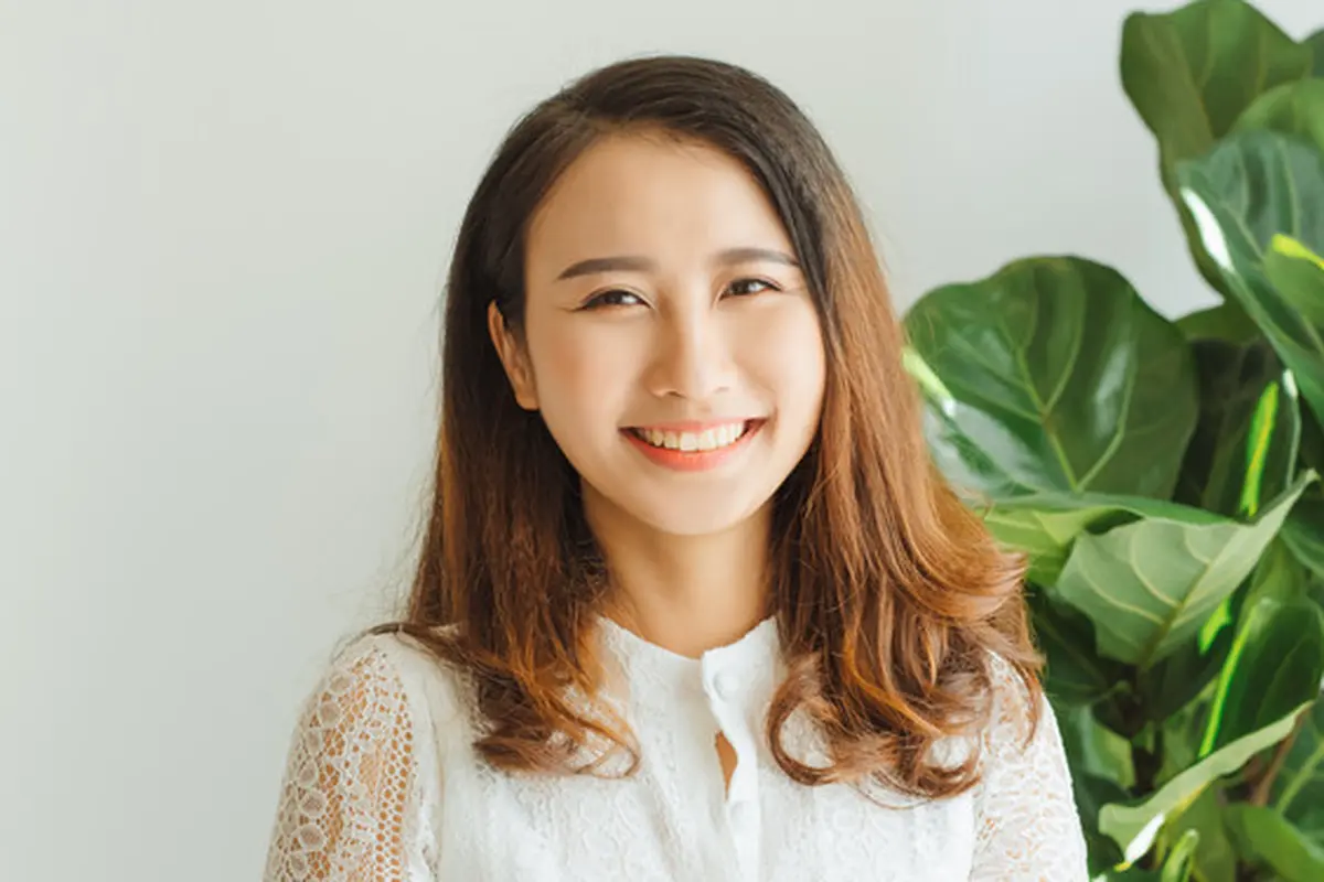 cantik bahagia tersenyum santai kalem dewasa mandiri