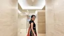 Balutan baju khas India lengkap dengan kain sari berwarna merah muda perpaduan oren membuatnya sangat anggun.  Penampilan pemilik nama lengkap Ayu Rosmalina saat mengenakan busana India ini banjir pujian netizen. (Instagram/ ayutingting92)