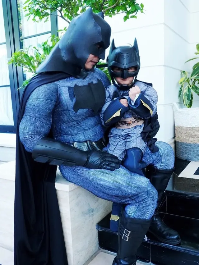 Arie Untung dan anaknya mengenakan kostum superhero Batman (https://www.instagram.com/p/CHY_haKnQ-C/)