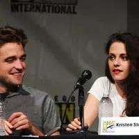 Robert Pattinson dan Kristen Stewart sudah mengakhiri hubungannya beberapa waktu lalu. Namun kabar terbaru muncul bahwa keduanya kini kembali menjalin hubungan lagi. Mungkinkah mereka balikan? (AFP/Kevin Winter)