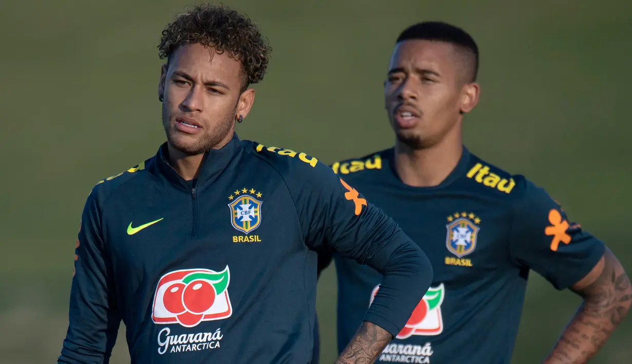 Striker Brasil, Neymar bersama Gabriel Jesus, mendengar arahan pelatih saat latihan di Granja Comary, Rio de Janeiro, Selasa (22/5/2018). Latihan ini merupakan persiapan jelang Piala Dunia 2018. (AFP/Mauro Pimentel)