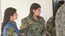 Para prajurit perempuan Yazidi dari Unit Perlawanan Sinjar (YBS) berkumpul di sebuah base kamp di sela patroli wilayah Pegunungan Sinjar di Irak (6/6). (Reuters/Stringer)