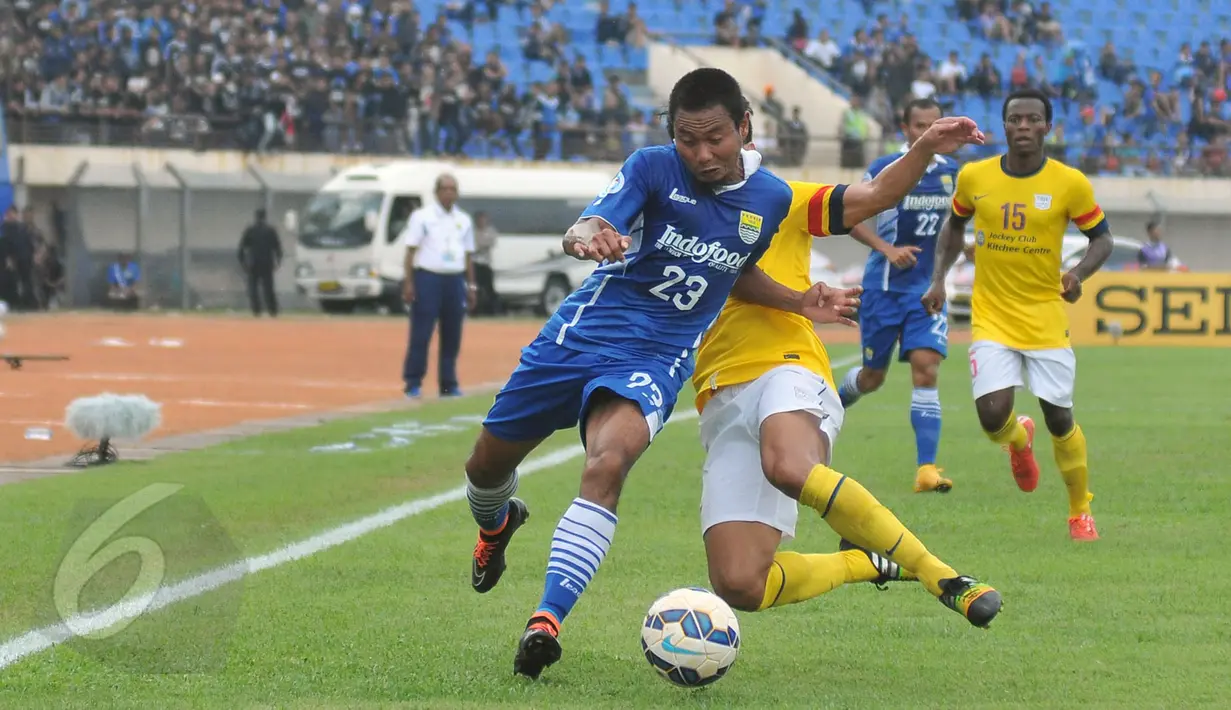Ridwan (kiri) berusaha melewati hadangan pemain Kitchee SC di Stadion Si Jalak Harupat, Bandung, Rabu (27/5/2015). Persib kalah 0-2 dari Kitchee SC dan tersingkir dari 16 besar AFC Cup 2015. (Liputan6.com/Herman Zakharia)