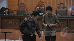 Sidang lanjutan praperadilan Komjen Pol Budi Gunawan menghadirkan tiga saksi fakta. Dua Pegawai KPK Dimas Adiputra (kiri) dan Wahyu Dwi Raharjo saat menjadi saksi fakta di Pengadilan Negeri Jakarta Selatan, Jumat, (13/02/2015). (Liputan6.com/Johan Tallo)