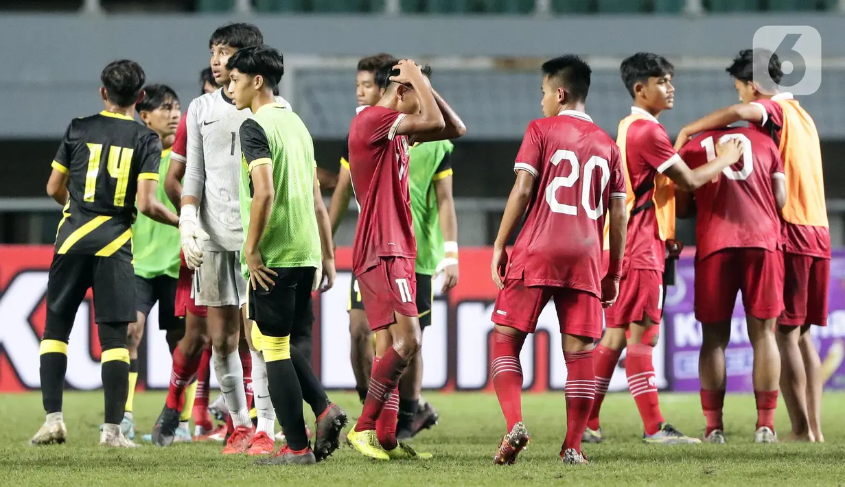 Pemain Timnas U-17 Indonesia terlihat kecewa usai dikalahkan Malaysia U-17 pada laga terakhir Kualifikasi Grup B Piala Asia U-17 2023 di Stadion Pakansari, Kab. Bogor, Jawa Barat, Minggu (9/10/2022). Laga kedua tim berlangsung sengit dan Timnas U-17 Indonesia harus mengakui keunggulan Malaysia dengan skor 1-5. (Liputan6.com/Helmi Fithriansyah)
