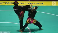 Pesilat ganda putri Indonesia Ayu Sidan Wilantari dan Ni Made Dwiyanti tampil dalam babak final ganda putri pencak silat seni Asian Games 2018di Padepokan Pencak Silat TMII, Rabu (29/8). Pasangan ini berhasil menyabet medali emas (Merdeka.com/Imam Buhori)