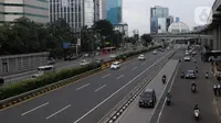 Kendaraan melintas di tol dalam kota Gatot Subroto, Jakarta, Selasa (25/2/2020). Dikarenakan ruas jalan yang tergenang usai banjir hari ini membuat banyak pekerja kantoran meliburkan diri dan membuat ruas jalan di Jakarta lengang. (Liputan6.com/Faizal Fanani)