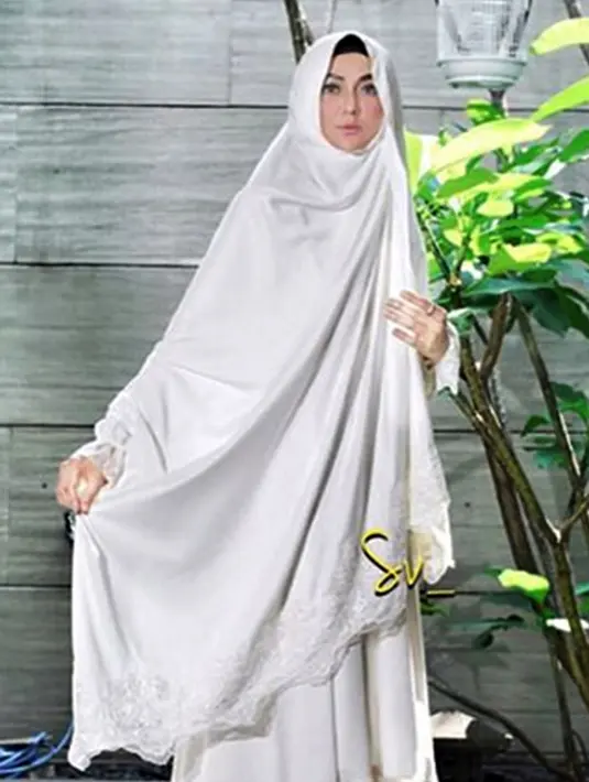 Sarah Vi telah berkomitmen untuk terus mengenakan jilbab setelah melihat acara televisi yang mengisahkan perjuangan nabi Muhammad ujarnya pada 2015 silam. Sebelumnya, ia pernah membongkar pasang jilbabnya sekitar tahun 2006. (Instagram)