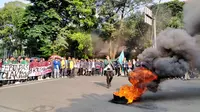 Sejumlah mahasiswa menggelar aksi demonstrasi di depan Gedung DPRD Jawa Barat, Kamis (30/6/2022). Mahasiswa meminta agar draf Rancangan Kitab Undang-Undang Hukum Pidana (RKUHP)dibuka ke publik. (Foto: Liputan6.com/Huyogo Simbolon)