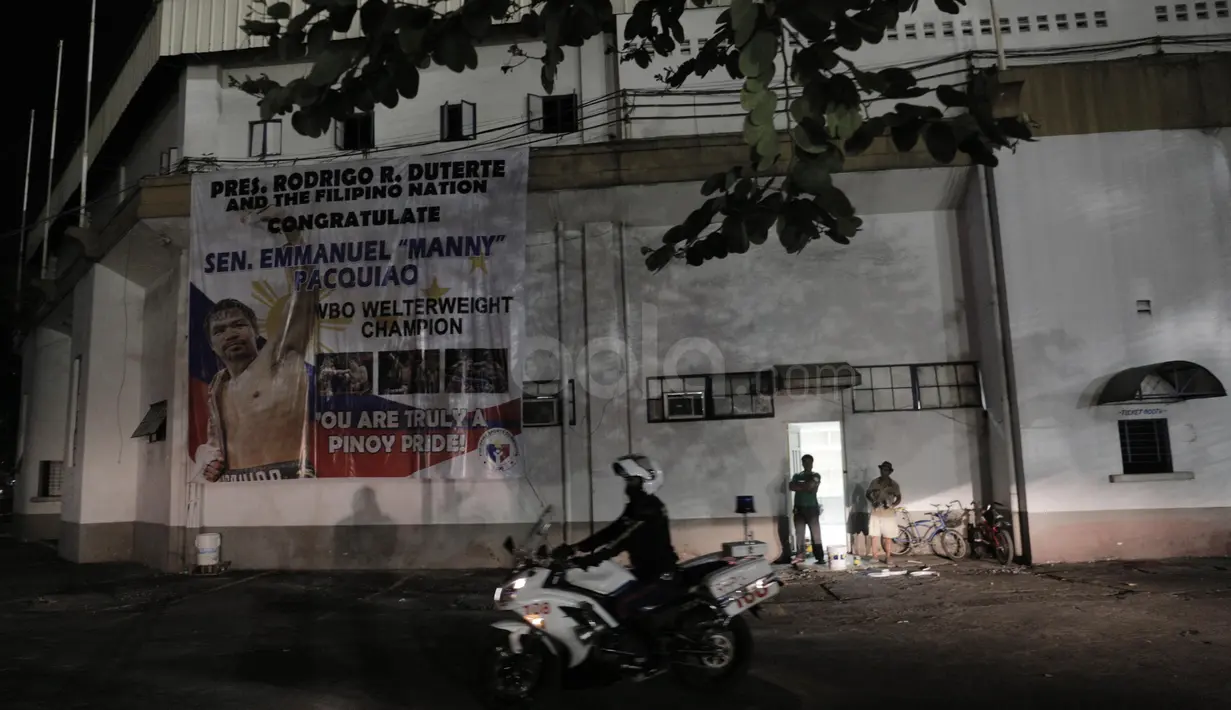 Poster Manny Pacquiao yang terpampang pada salah satu sudut Rizal Memorial Stadium, (11/24/2016). (Bola.com/Nicklas Hanoatubun)