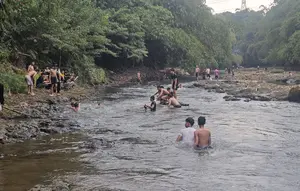 Ciliwung Surut, Warga Depok Jadikan Wahana Permainan Air