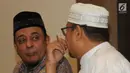 Ketum GNPF-Ulama, Yusuf Muhammad Martak dan Anggota GNPF ustad Edy Mulyana berbincang saat memberikan keterangan menepis isu kepemilikan saham Lapindo di Jakarta, Senin (24/9). (Merdeka.com/Dwi Narwoko)
