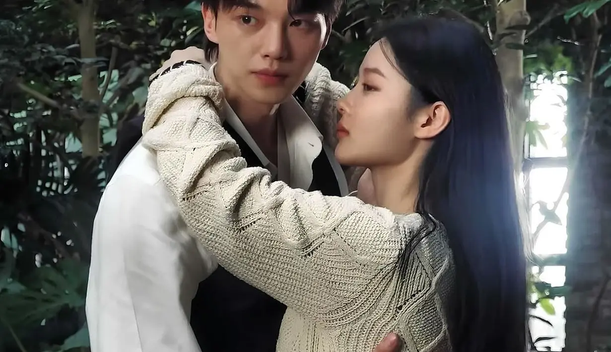 Proses syuting yang juga berhasil membuat netizen histeris. Kim You Jung merangkulkan lengannya di pundak Song Kang, yang juga memegang punggung Kim You Jung. Kim You Jung tampil kasual dengan sweater rajut berwarna cokelat, sedangkan Song Kang dengan kemeja putih. [Foto: Instagram/nakdrakor]