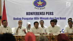 Senior Vice President Corporate ICT PT Pertamina Jeffrey Tjahja Indra (kedua kiri) saat konferensi pers kesepakatan BPH Migas, PT Pertamina dan PT Telkom terkait Digitalisasi Nozzle di Kantor BPH Migas, Jakarta, Senin (13/8). (Merdeka.com/Iqbal S Nugroho)